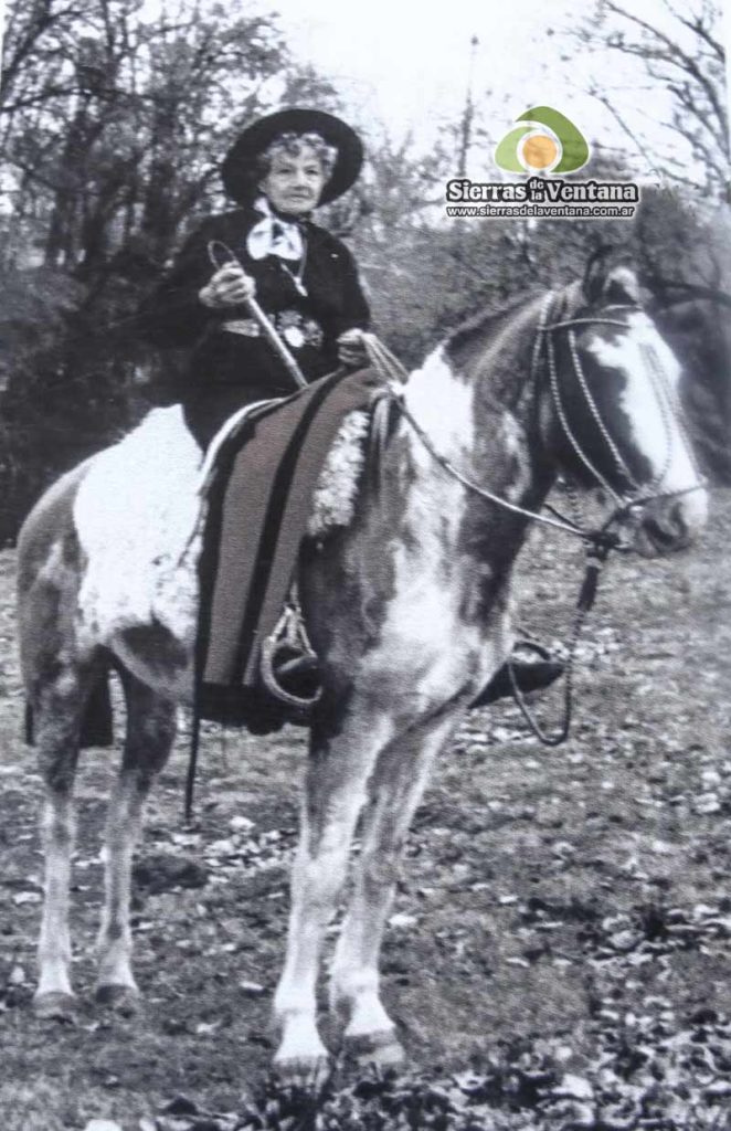 Irene Neddermann a caballo en Sierra de la Ventana